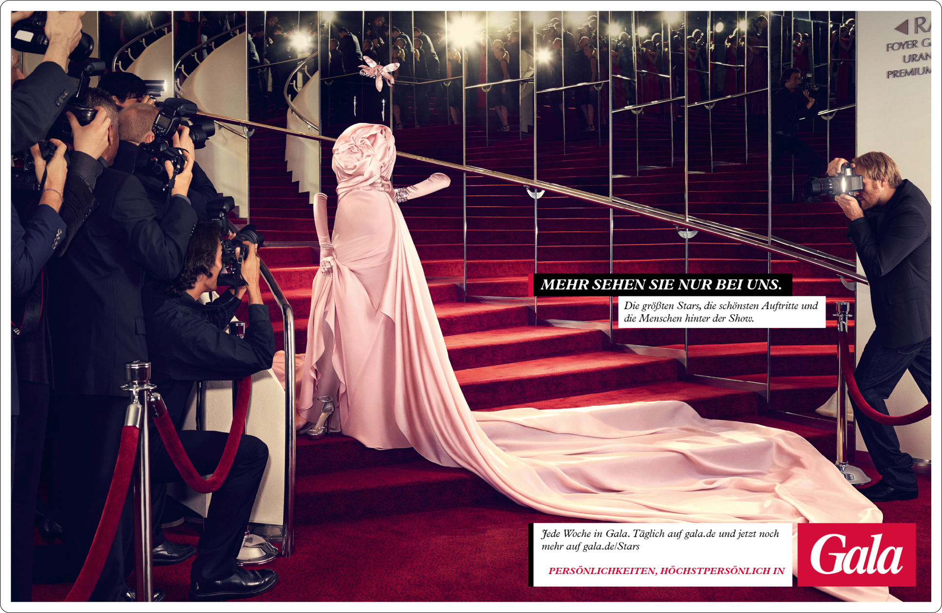 Das Gala Kampagnen-Motiv zeigt eine glamouröse Robe auf dem roten Teppich. Nur der Mensch darin fehlt. Der Text erklärt: "Mehr sehen Sie nur bei uns. Die größten Stars, die schönsten Auftritte und die Menschen hinter der Show. Persönlichkeiten, höchstpersönlich in Gala."